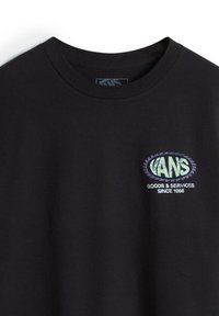 Svart bomull t-shirt med rund hals. Har en flerfärgad logotyp och texten "VANS GOODS & SERVICES SINCE 1966" på vänster bröst.