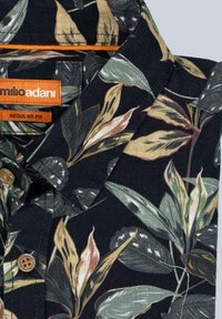 Schwarzes Kurzarmhemd mit floralem Muster in Grün und Beige. Besitzt einen spitzen Kragen, eine Knopfleiste und ein orangefarbenes Markenlabel.
