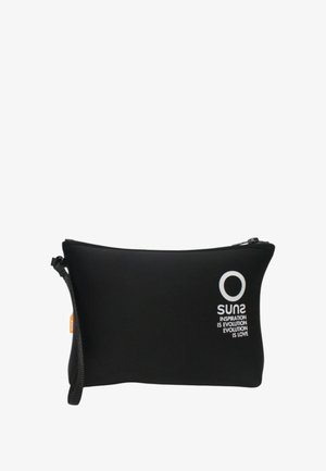 Borsetta nera in neoprene con chiusura a zip, con testo e logo stampati in bianco. Include una tracolla per un facile trasporto.
