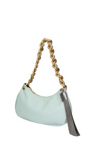Borsa a tracolla verde menta con una catena dorata, dotata di chiusura a cerniera e un dettaglio con frangia argentata. Texture in pelle liscia.