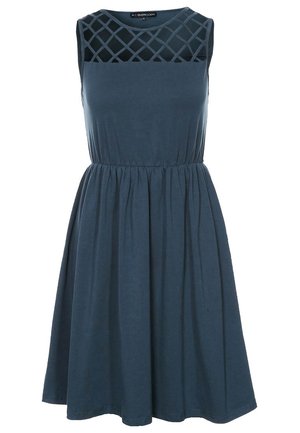Robe bleu foncé sans manches avec une taille froncée et un empiècement transparent à motif en treillis au niveau du décolleté.
