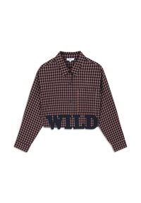 Verschoven button-up overhemd in marineblauw en bordeaux geblokt, met een zak en gedurfde "WILD" tekst in donkere stof aan de zoom.