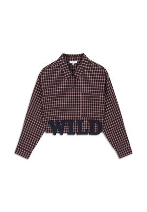 Gekürzte Button-Up-Bluse in Marineblau und burgunderfarbenem Karomuster, mit einer Tasche und fettem "WILD"-Text aus dunklem Stoff am Saum.