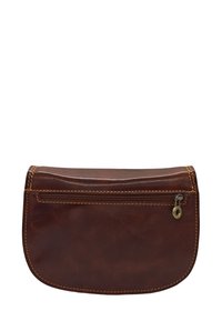 Pochette en cuir marron avec une forme arrondie, fermeture éclair et bords cousus contrastants. Texture lisse avec des accents minimaux.