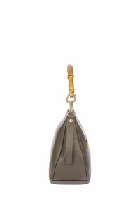 Sac à main en cuir gris avec une finition texturée, une poignée en bambou, des accessoires en or et un fond plat. La vue de côté met en évidence la forme et le design du sac.