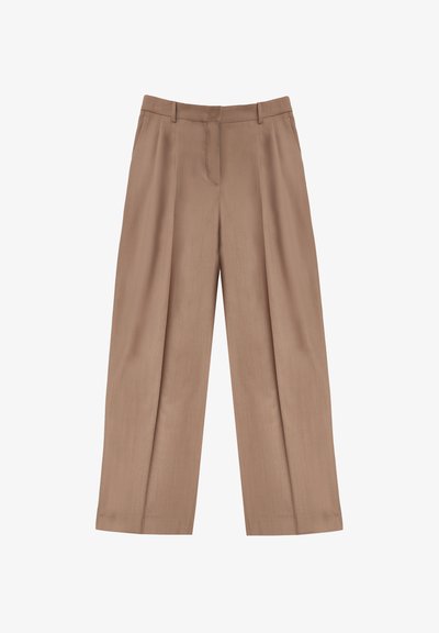 Wijdt broek in een lichtbruine stof, met een gladde textuur, voorplooien en een op maat gemaakte tailleband met riemlussen.