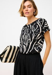 Next ROUND NECK CAP SLEEVE  REGULAR FIT - Nyomott mintás póló - black white swirl print