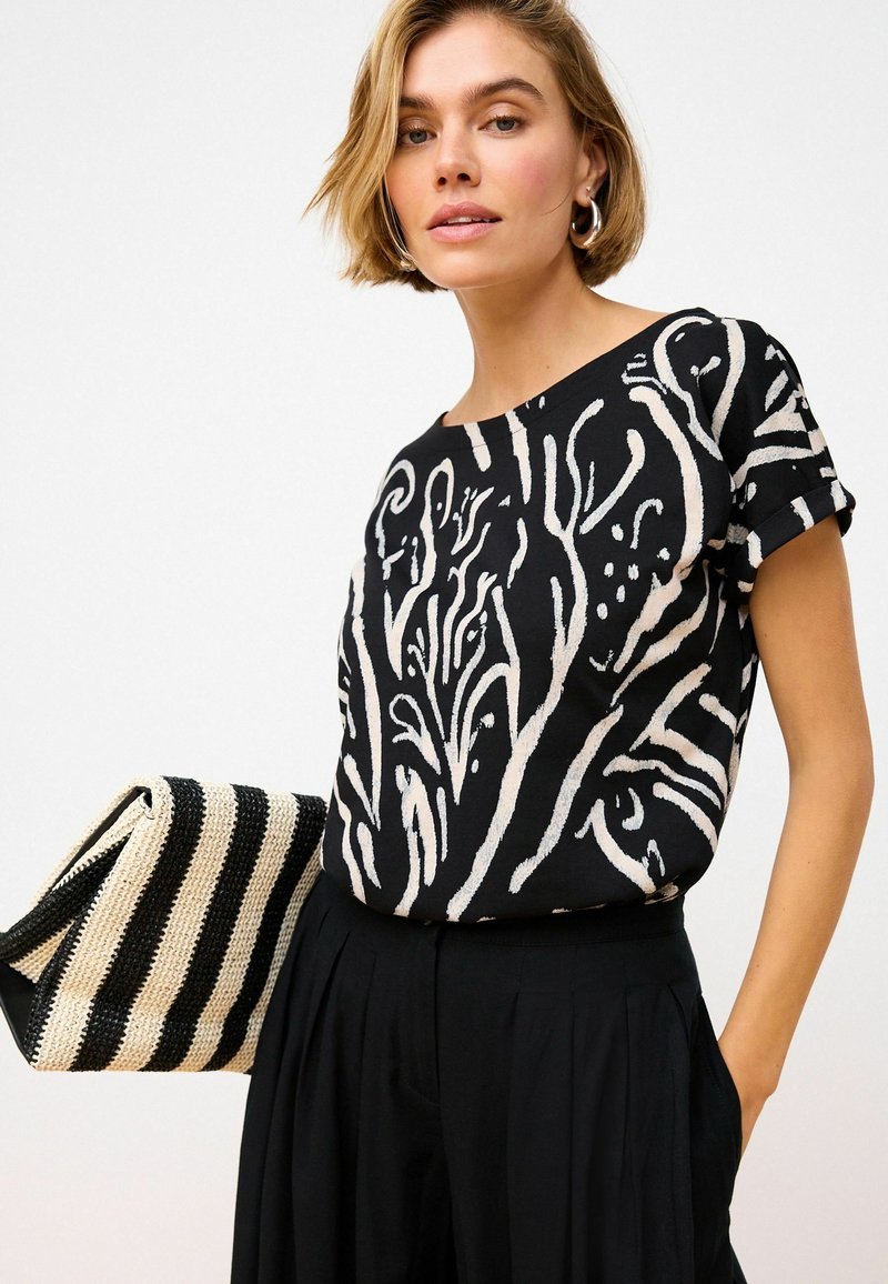 Next ROUND NECK CAP SLEEVE  REGULAR FIT - Nyomott mintás póló - black white swirl print