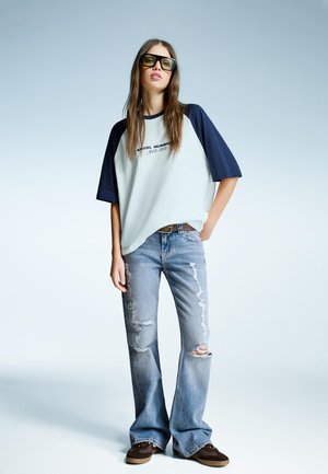 Bershka FLARED WITH ZIPS BAGGY  - Džínsy bootcut - light-blue denim