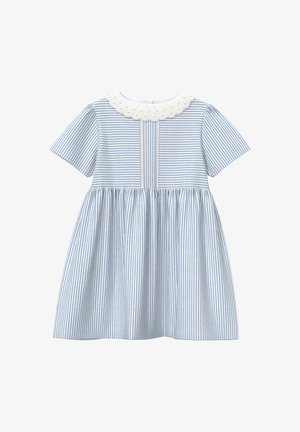 Niebiesko-biała sukienka w paski z krótkimi rękawami, rozkloszowaną spódnicą i białym, falowanym kołnierzykiem. Teksturowana tkanina z pionowymi paskami.