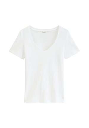 Witte T-shirt met korte mouwen en V-hals, met een subtiele textuur en een klein logo nabij de onderzoom aan de rechterzijde.