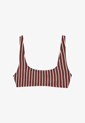 Bikini gornji dio u boji crvene opeke s bijelim vertikalnim prugama. Kvadratni izrez, široke naramenice i rebrasta tekstura. Nema vidljivih dodatnih metalnih detalja.