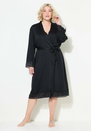 Robe in satin nero con maniche lunghe e pizzo sui polsini e sull'orlo. Dotato di una cintura da annodare in vita. Texture liscia, design fino al ginocchio.