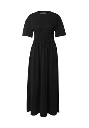 Zwarte maxi-jurk van zachte stof, met een aansluitend gerimpeld lijfje, korte mouwen en een vloeiende rok.
