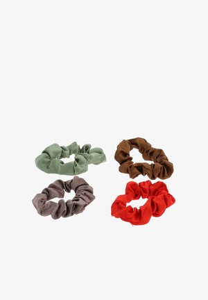 Ensemble de quatre chouchous en tissu : vert, marron, gris et rouge. Matière douce avec un design froncé pour un look texturé et une tenue ferme.