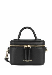Borsa in pelle nera con finitura testurizzata, cerniera dorata e manico. Presenta una forma compatta e un logo in rilievo sulla parte anteriore.