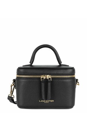 Sac à main en cuir noir avec une finition texturée, zip doré et poignée. Présente une forme compacte et un logo en relief sur le devant.