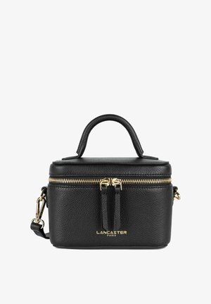Zwarte leren handtas met een gestructureerde afwerking, gouden rits en handvat. Heeft een compact formaat en een reliëflogo op de voorkant.