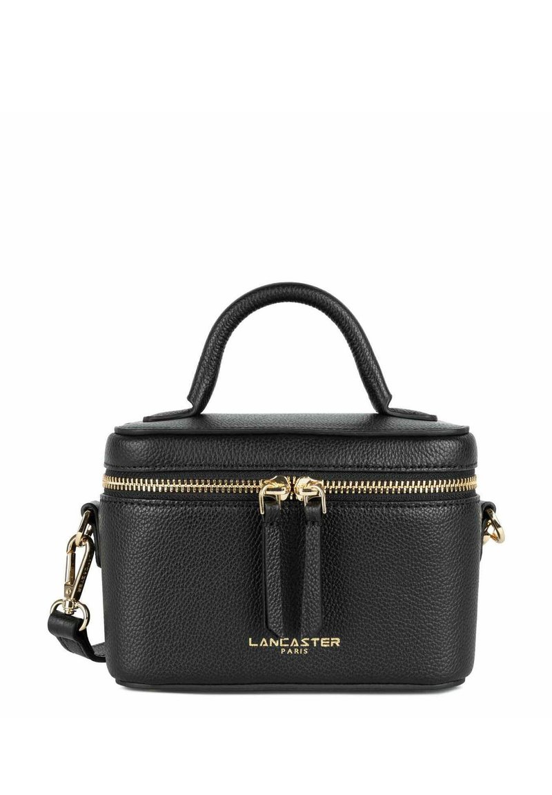 Borsa in pelle nera con finitura testurizzata, cerniera dorata e manico. Presenta una forma compatta e un logo in rilievo sulla parte anteriore.