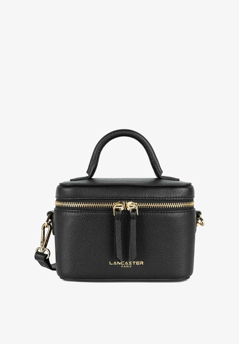 Borsa in pelle nera con finitura testurizzata, cerniera dorata e manico. Presenta una forma compatta e un logo in rilievo sulla parte anteriore.