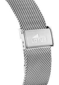 Cinturino per orologio in mesh argentato con chiusura in metallo lucido, dotato di incisione del logo. Texture flessibile con un design elegante e allungato.