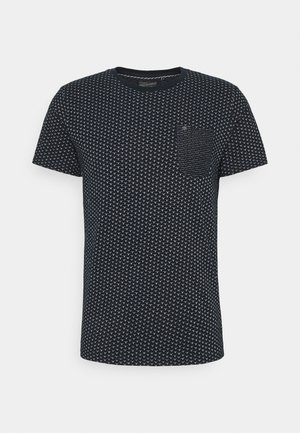 Granatowy t-shirt z krótkim rękawem o teksturowanym wzorze, z okrągłym dekoltem i małą kieszonką na piersi. Tkanina w 100% bawełniana.