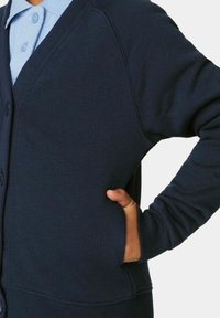 Cardigan blu navy realizzato in tessuto morbido; presenta un collo a V, chiusura con bottoni e tasche laterali; texture liscia con polsini a costine.