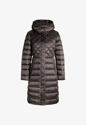 Manteau matelassé en brun foncé, doté d'une capuche, d'un col haut et de poches zippées latérales doubles. Texture lisse et brillante avec un ajustement réglable.