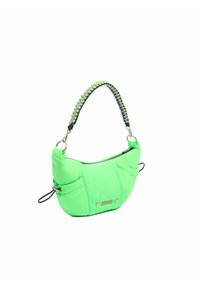Neon groene, gestikte handtas met een stijlvolle vorm, voorzien van een gevlochten schouderband in groen en blauw, zilveren hardware en een ritsluiting.