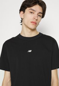 New Balance ATHLETICS GRAPHIC - Printtipaita - black