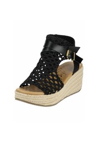 Černé tkané klínové sandály s pleteným svrškem, koženým páskem s přezkou a juty obaleným podpatkem. Disponují otevřeným designem špičky.