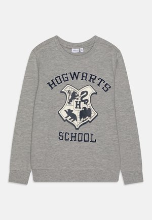 Sweat-shirt gris à manches longues avec l'inscription "Hogwarts School" et le blason de Poudlard présentant les symboles du lion, du serpent, du blaireau et du corbeau sur le devant.
