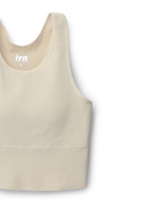 Seno sportivo a costine beige con spalline larghe, scollatura a barca e fascia aderente. Il marchio è stampato in bianco all'interno della scollatura.