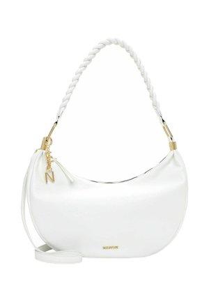 Hvid håndtaske i form af en halvmåne med flettet håndtag, guldlynlås og vedhæng samt aftagelig tynd skulderrem, ensfarvet baggrund.