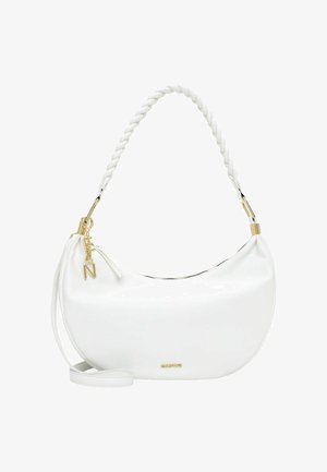 Valge poolkuu-kujuline käekott, millel on punutud sang, kuldne tõmblukk ja ripats ning eemaldatav õhuke õlarihm, ühevärviline taust.