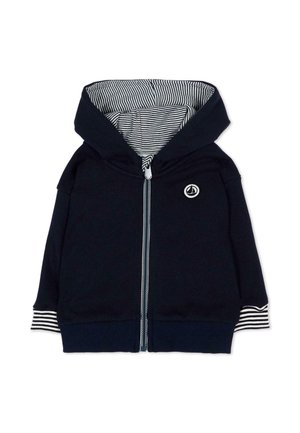 Felpa con cappuccio blu navy con zip, cappuccio interno e polsini a righe, con un piccolo emblema di barca a vela sul petto.