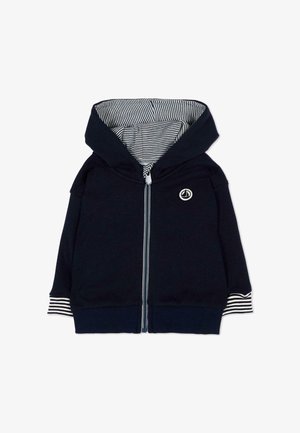 Marineblauwe hoodie met ritssluiting, gestreepte binnenkap en manchetten, met een klein zeilbootembleem op de borst.