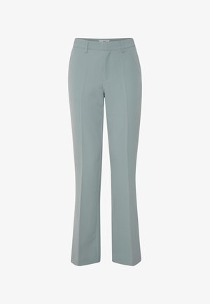 Pantaloni azzurri chiaro, su misura, con una texture liscia, forma svasata, piega frontale e cintura a metà vita.