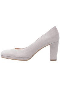 Soulier en daim gris clair avec un bout arrondi, une plateforme subtile et un talon épais, présentant une texture lisse et des lignes épurées.