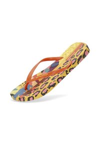 Chancla multicolor con tira naranja, presenta un diseño de estampado de leopardo sobre una base amarilla y una plantilla texturizada para mayor comodidad.