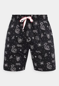 Μαύρο σόρτς με λευκά σχέδια σε στυλ τατουάζ που περιλαμβάνουν φιδιά, φτερά, αστέρια και πανό, με λευκό κορδόνι με κόκκινες άκρες.