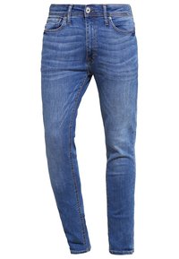Vaqueros de denim azul con corte slim, ligeramente deslavado, cinco bolsillos y cremallera. Diseño clásico con detalles de costura visibles.