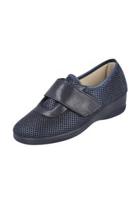 Zapatos azul marino con parte superior de malla transpirable, que cuentan con una amplia correa de velcro y un acabado texturizado, además de una suela de goma de perfil bajo.