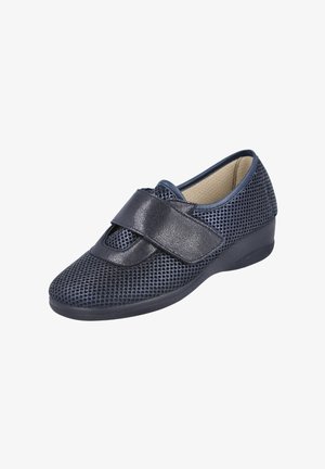 Zapatos azul marino con parte superior de malla transpirable, que cuentan con una amplia correa de velcro y un acabado texturizado, además de una suela de goma de perfil bajo.