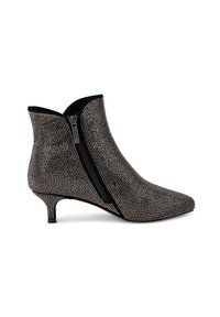 Spitz zulaufender Knöchelstiefel aus strukturiertem schwarzem Material mit metallischen Verzierungen. Verfügt über einen seitlichen Reißverschluss und einen 5 cm hohen Kitten Heel.