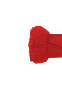 Accessorio rosso con una morbida texture in pelliccia artificiale a un'estremità, caratterizzato da una sezione in tessuto liscio sottostante. Forma rettangolare compatta.