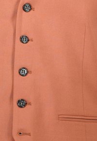 Rostfarbener Stoff mit glatter Textur, der fünf schwarze Knöpfe und eine Seitentasche aufweist. Das Design beinhaltet dezente Stickdetails.