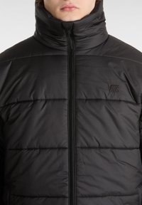 Vans HILLGATE PUFFER - Vinterjakker - black