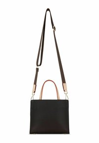 Borsa in pelle nera con superficie a ciottoli, doppi manici superiori, una tracolla marrone staccabile e dettagli in pelle rosa alla base dei manici. Forma quadrata.