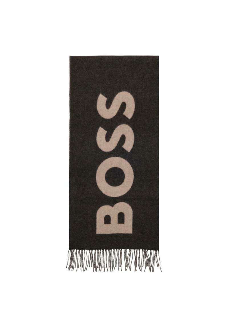 Sciarpa grigia scura con grande scritta "BOSS" in beige. Il materiale ha una texture morbida, con dettagli frangiati su entrambe le estremità. Forma rettangolare.